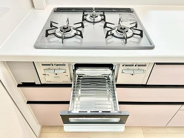 三口コンロが採用されており調理の幅が広がります。グリルも付いているためさまざまな料理に対応可能です。全体的に清潔感がありキッチンスペースがすっきりとしています。