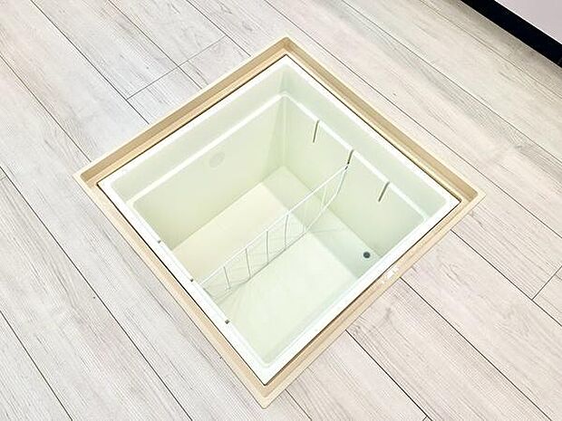 床下収納が設置されたキッチンの写真です。すっきりとしたデザインでお手入れしやすい印象です。キッチンスペースを有効活用できそうな設備です。収納力にも配慮されたつくりです。