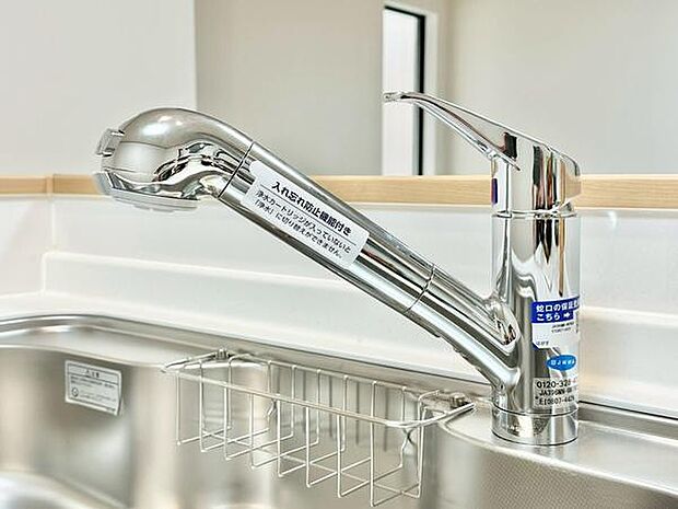 キッチンシンクには浄水器一体型水栓を採用。手軽に浄水が使えるため、毎日の調理や飲料水にも安心してご利用いただけます。見た目もすっきりとしたデザインです。シンプルなデザインのキッチンコンロが魅力です。調