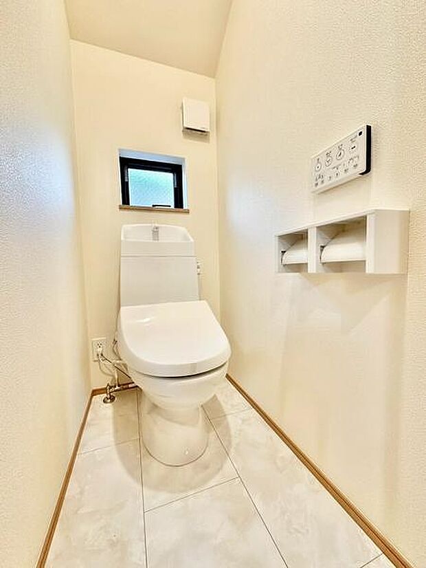 明るく清潔感のあるトイレ空間です。コンパクトなレイアウトで使いやすい設計になっています。窓があり通気性と採光も配慮されています。ペーパーホルダーが2つ備え付けられており便利です。
