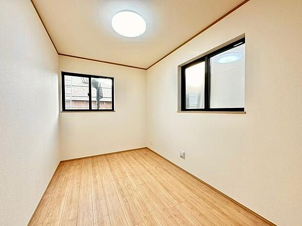二面採光の明るさが特徴の洋室です。ナチュラルなフローリングが空間をすっきりと見せます。シンプルな内装で好みに合わせてアレンジしやすい設計です。落ち着いた雰囲気が魅力の一室です。