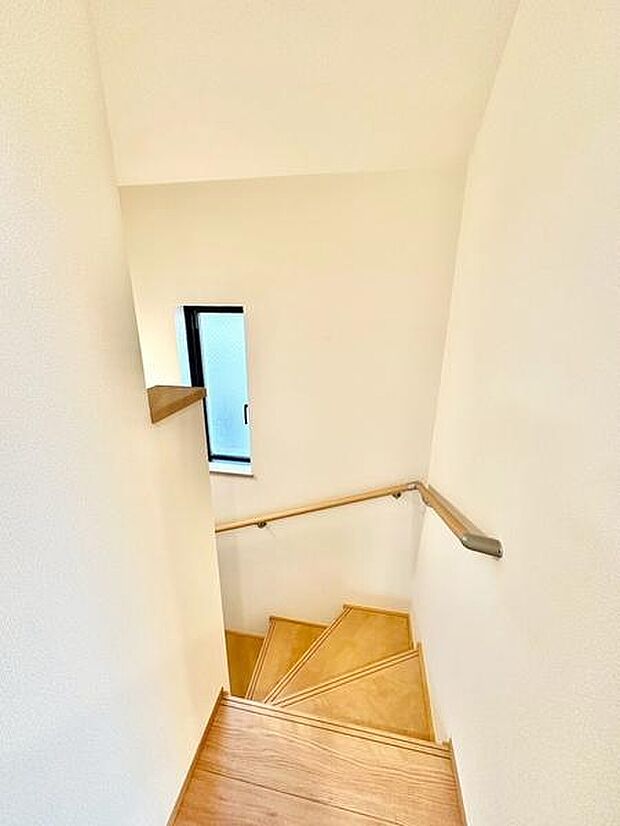 明るい窓が設けられた階段スペースです。手すりもあり安心して上り下りできます。清潔感のある白い壁が特徴的です。室内の雰囲気を引き立てます。階段周りにゆとりを感じます。