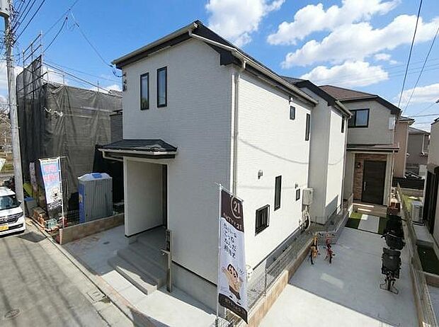 小学校まで徒歩2分圏内!お子さまの通学も安心の立地。毎日の送り迎えも負担が少なく、子育て世帯に嬉しい住環境です。