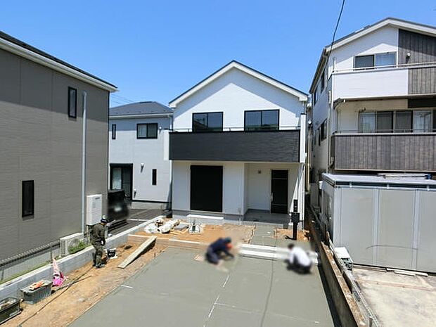 42坪超のゆとりある敷地に、並列駐車2台分のスペースを確保。毎日の車の出し入れもストレスなくできます。