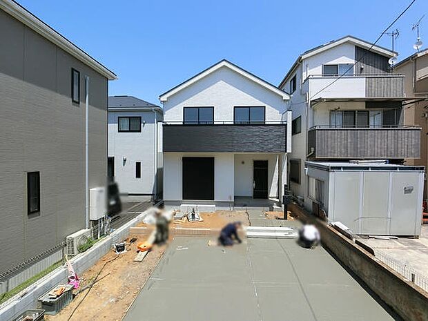 広々とした敷地と南道路の開放感が伝わる外観。