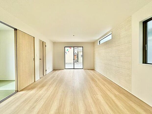 【17帖】リビングと4帖の和洋室をつなぐドアは引き戸仕様。開閉が静かで、小さなお子さまやご高齢の方にも安心です。