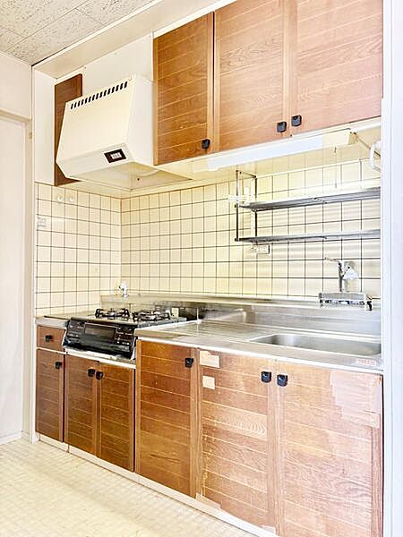 キッチン上下部の収納は、普段あまり使わない調理器具やストックの保管に便利。空間を有効活用できる、うれしいポイントです！