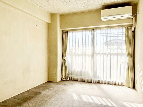 寝室はバルコニーに繋がっており、明るく開放的な空間です。家具配置もしやすいシンプルな空間です。