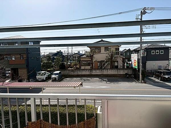 広さがあるバルコニーが日常に爽やかな風を届けてくれます。窓からの自然光も豊かで室内を明るく演出します。