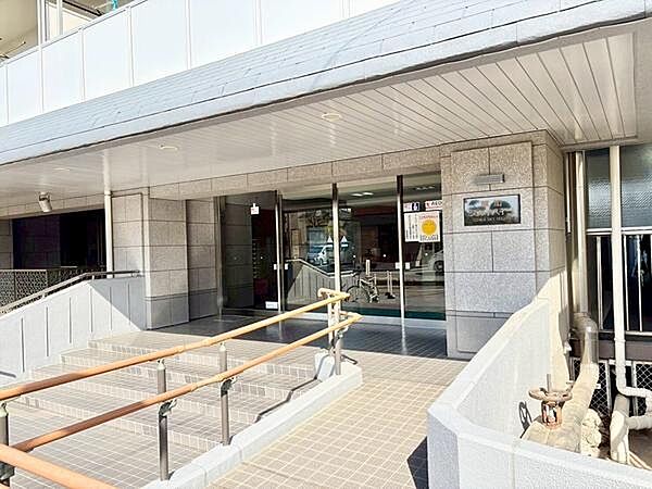 暮らしの第一歩を彩る、洗練された落ち着きのあるエントランス空間が大切なご家族やお客様を毎日お出迎えしてくれます。