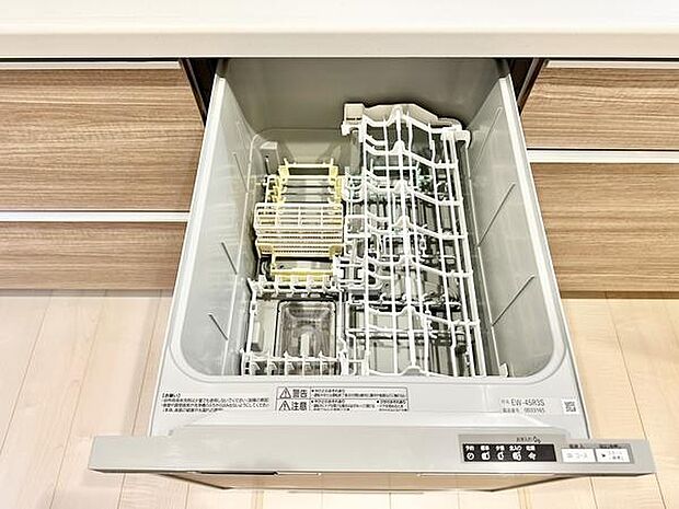 キッチンにはビルトインタイプの食器洗浄機を設置。食後の片付けの負担を軽減し、家事を効率よく進められます。