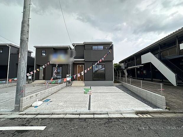 駐車スペースは並列2台分を確保。車の出し入れがしやすく、2台所有のご家庭にも便利です。
