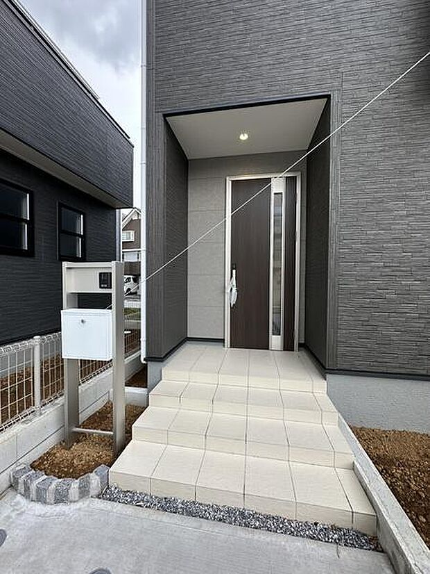 屋根付きの玄関で雨の日のお出かけやお荷物の多い日の出入りもスムーズに。駐車場からの出入りもスムーズな動線設計です。