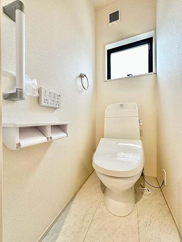 小窓を設けたトイレは、自然光が差し込む明るい空間。空気の入れ替えもしやすく、清潔感を保ちやすい設計です。