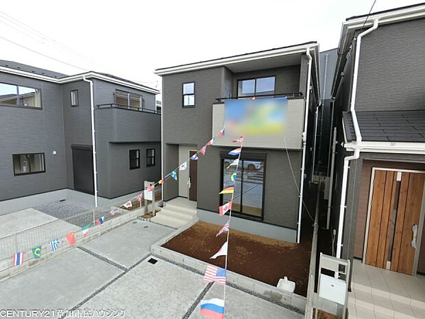 南西道路に面した明るい住まい。午後まで陽光が届きやすく、心地よい光を感じながら過ごせる、明るく穏やかな住環境です。