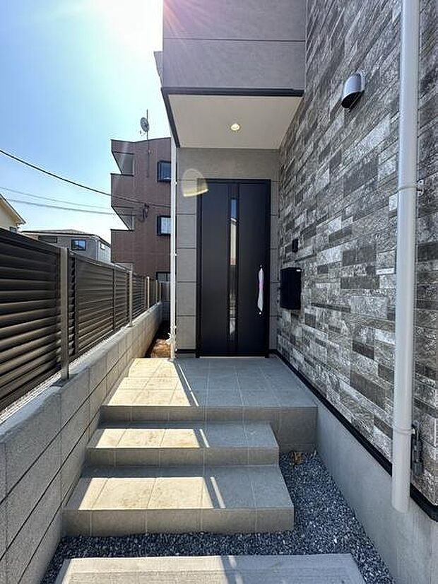 道路からの視線を感じにくい玄関配置を採用。外からの視線が届きにくく、ご家族が落ち着いて毎日をお過ごしいただけます。
