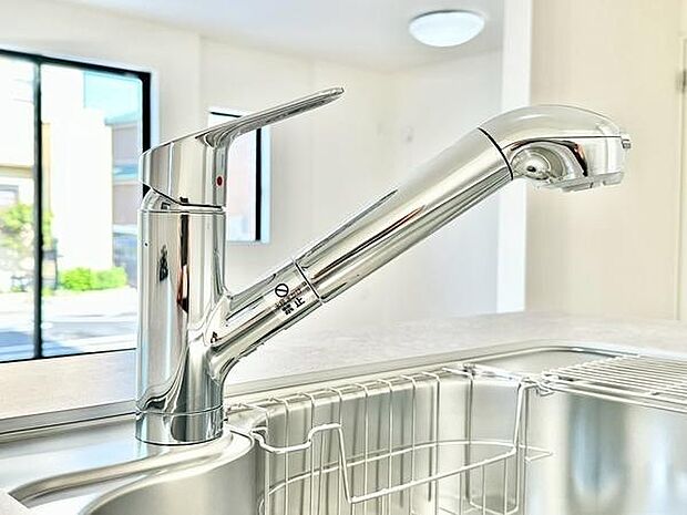 浄水器付き水栓を採用したキッチンは、毎日のお料理や飲み水にも安心して利用可能。家事を快適にサポートする便利な設備です。