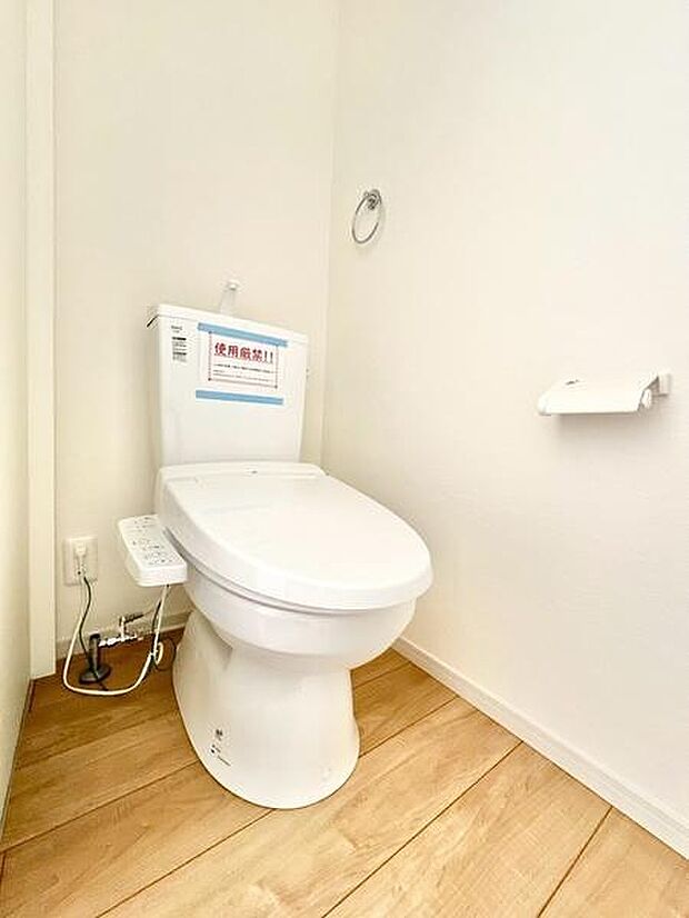 清潔感あふれるトイレ空間で日々の使いやすさを実感できます。最新の設備が快適さをサポート。シンプルな美しさが魅力です。