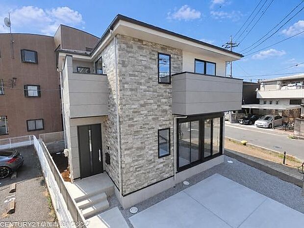 ゆとりある敷地面積40坪超を確保したお住まい。小中学校が徒歩10分以内にそろい、子育て中のご家庭も安心です。
