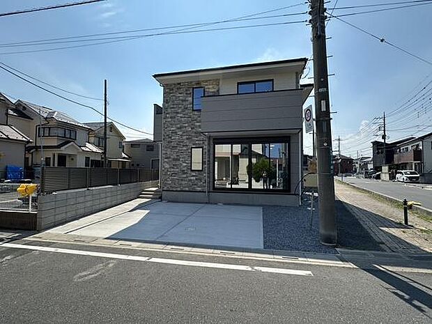 ご家族で複数台のお車を所有されている方にも嬉しい並列2台駐車可能な設計。駐車のしやすさに加え、日々のカーライフを快適にサポートします。
