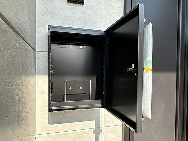 玄関に設置されたボックスはシンプルなデザインで使いやすい仕様です。扉の開閉もスムーズで玄関周りをすっきりと見せる効果があります。