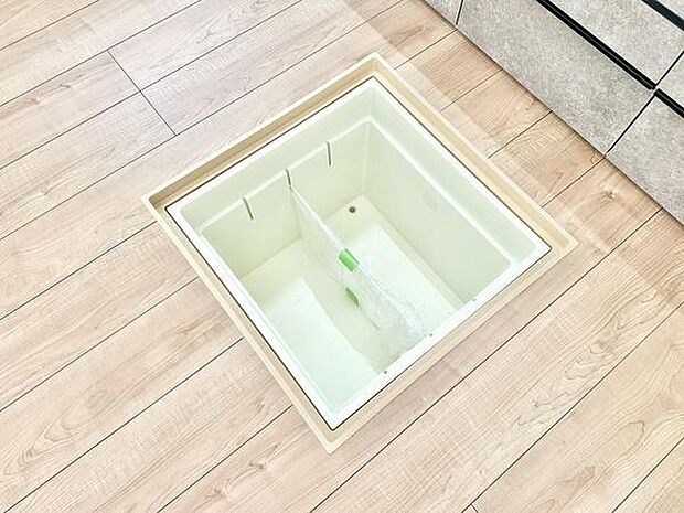 床下収納が備わっているキッチンです。整理整頓がしやすく調理スペースも広々とお使いいただけます。収納力があるため日用品の保管に便利です。