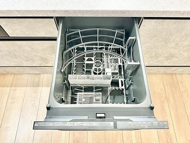 キッチンにある食器洗浄機は効率的な家事をサポートします。使い勝手のよい引き出し式です。シンプルなデザインがキッチン空間に調和しています。清潔感のある印象もプラスされます。