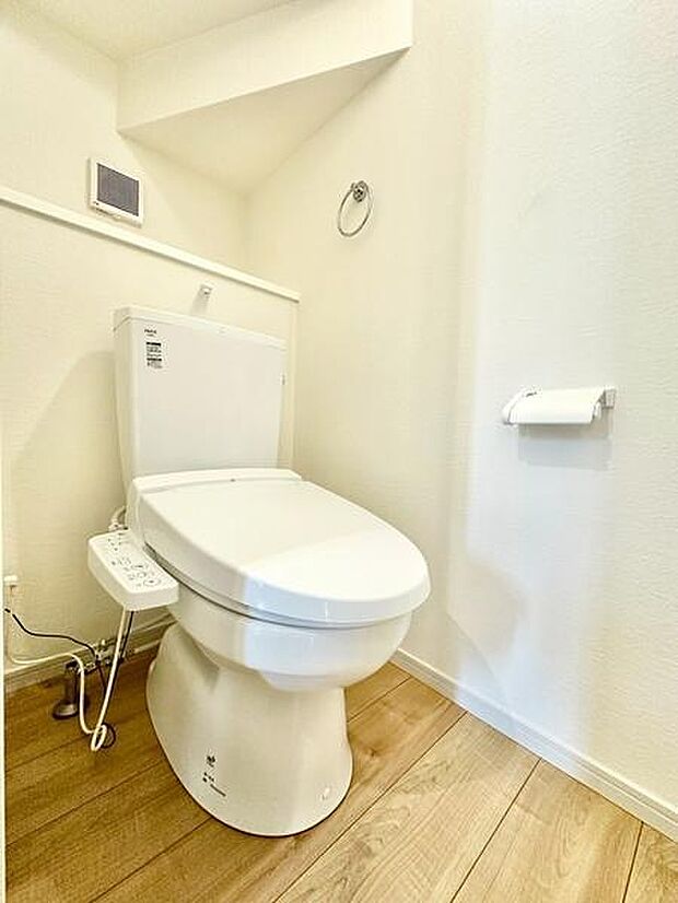 白を基調としたデザインで空間が明るく感じられるトイレです。温水洗浄機能付きで快適にお使いいただけます。ペーパーホルダーやリモコンも設置済みです。