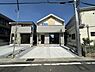 その他：シンプルな外観が印象的な建物です。落ち着いた街並みに調和したデザインとなっています。日当たりが良好で開放感を感じられる現地写真です。