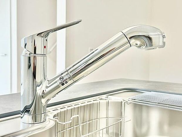 キッチンの水栓はハンドシャワー式で引き出して使用できるタイプです。シンクの隅々まで水が届きやすく、調理後の片付けもスムーズに行っていただけます。