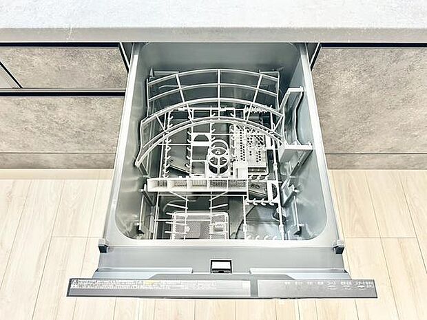 キッチンには食器洗い乾燥機をビルトインで設置しています。標準・念入り・予約などのコースを選択でき、日々の後片付けの時短につながる便利な設備です。