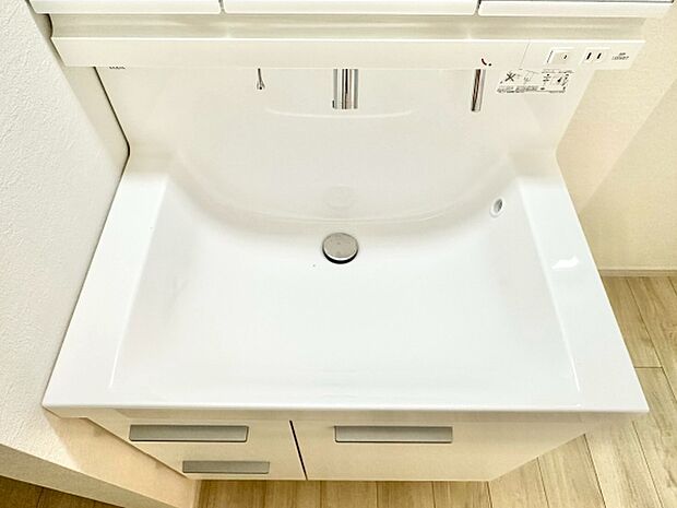 洗面ボウルは大きめのサイズで採用されており、コンセントを備えたカウンタータイプとなっています。朝の身支度の際も広々と使っていただける仕様です。