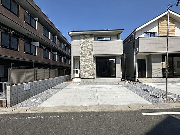 駐車スペースには複数台分のコンクリート敷きの土間を確保しています。並列で駐車いただける広さがあり、車の出し入れもしやすい配置となっています。