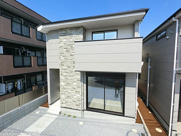 小中学校徒歩10分圏内につき、お子様の通学にも便利な立地。都市ガス・本下水でインフラ面も整っています。