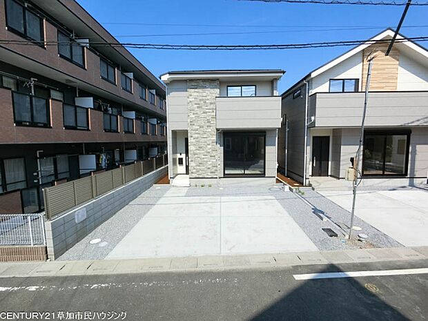 1階の掃き出し窓には電動シャッターを備えており、防犯面にも配慮された仕様となっています。日中は陽射しを室内に取り込みやすい設計です。