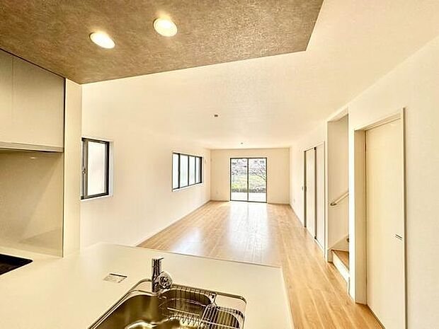 (20.5帖)開放感のあるリビングは複数の窓からの採光により明るい雰囲気です。キッチンからリビング全体が見渡せるので子育て中のご家庭も安心です。