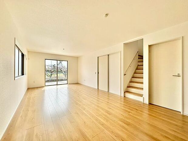 (20.5帖)リビングにある階段で家族の動線がスムーズに。上がるときも家族の気配を感じられ、自然とコミュニケーションが生まれる空間です。