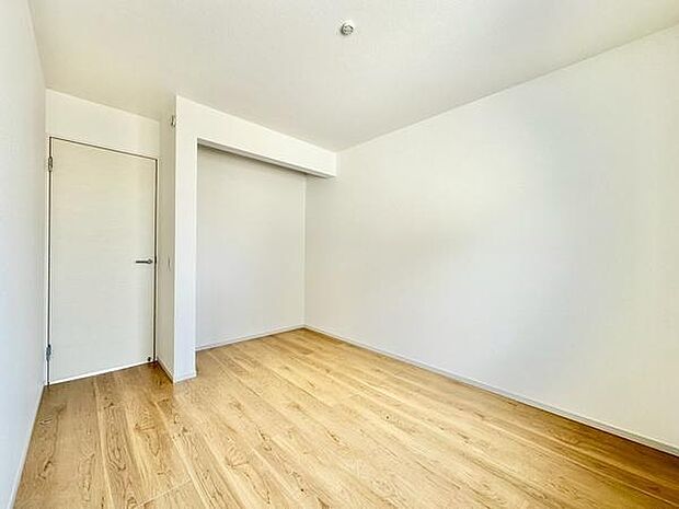 (5.2帖)明るい木目調のフローリングが空間を引き立てます。扉のないオープンクローゼットで、出し入れがスムーズ。