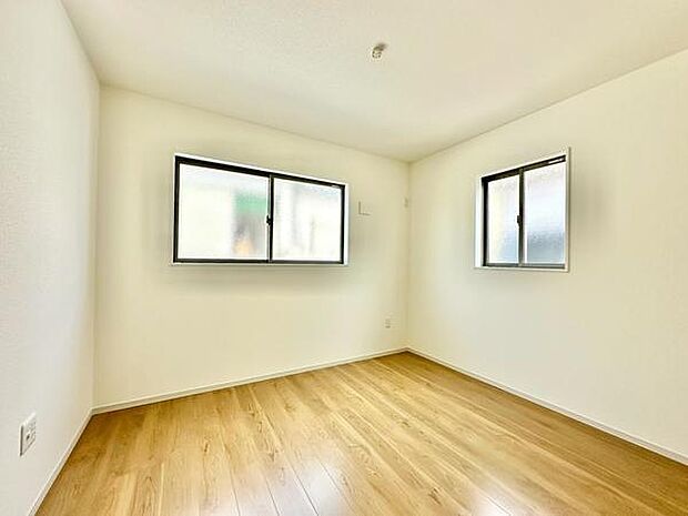 (5.7帖)2面採光の明るい寝室に、使い勝手の良いオープンクローゼットを備えた心地よい空間。光と開放感に包まれながら、快適にお過ごしいただけます。