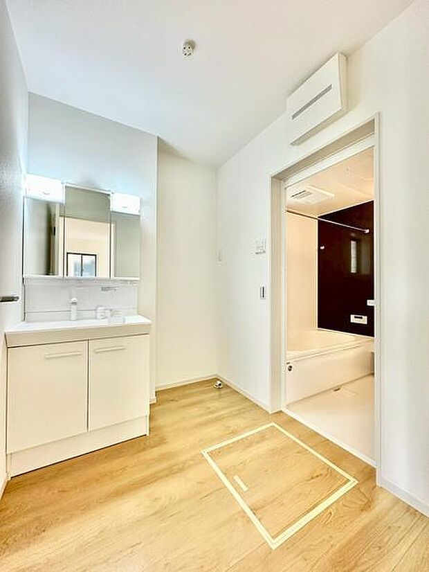 洗練されたデザインの洗面台が毎日の身支度が楽しく快適になります。浴室との動線もスムーズで利便性が高いです。