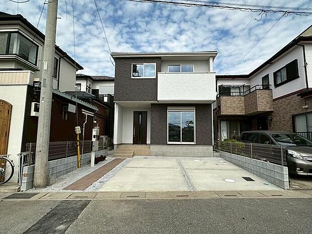 車種により並列2台分の駐車スペースを確保しており、車の出し入れもスムーズ。前面道路はゆとりある幅で通行も快適です。