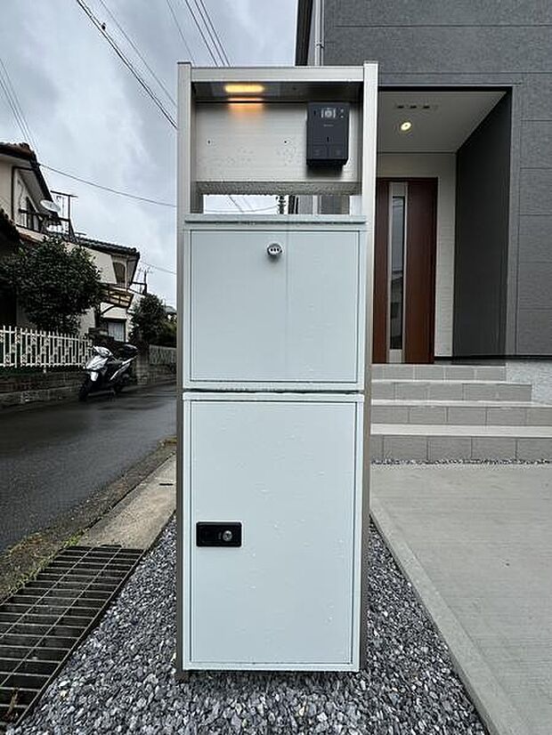 玄関まわりを壁で囲った設計で、雨の日の出入りも快適。玄関先で傘を開く際や、荷物を持って出入りする際にも使いやすい空間です。