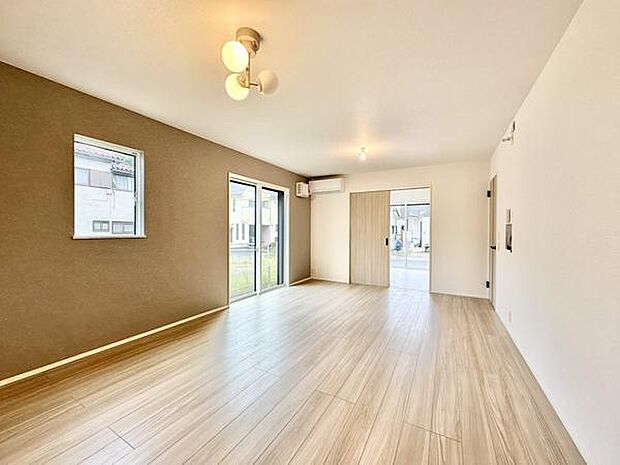 LDKには大きな開口部を採用し、明るく開放的な印象に仕上げています。窓から自然光が差し込みやすく、広がりを感じながら家族で心地よく過ごせる空間です。