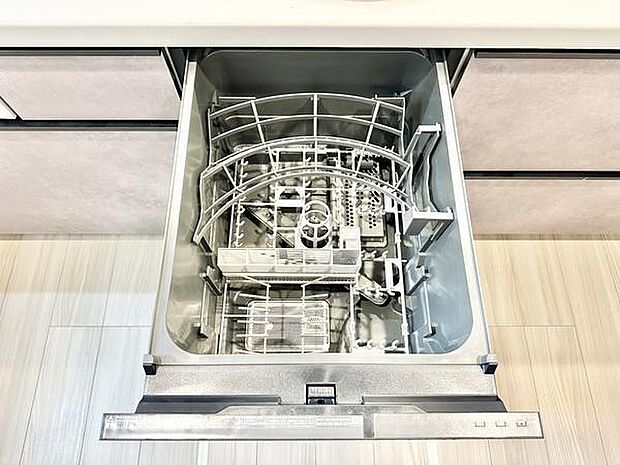 キッチンに便利な食器洗浄乾燥機を設置。手洗いの手間を減らし、食後の片付けもスムーズに。忙しい毎日の家事を快適にサポートしてくれます。