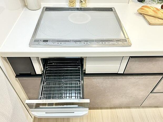 IHクッキングヒーターを採用したキッチン。凹凸が少なくお手入れしやすいため、毎日の調理後もサッと拭き取れます。火を使わないので、安心して料理を楽しめます。