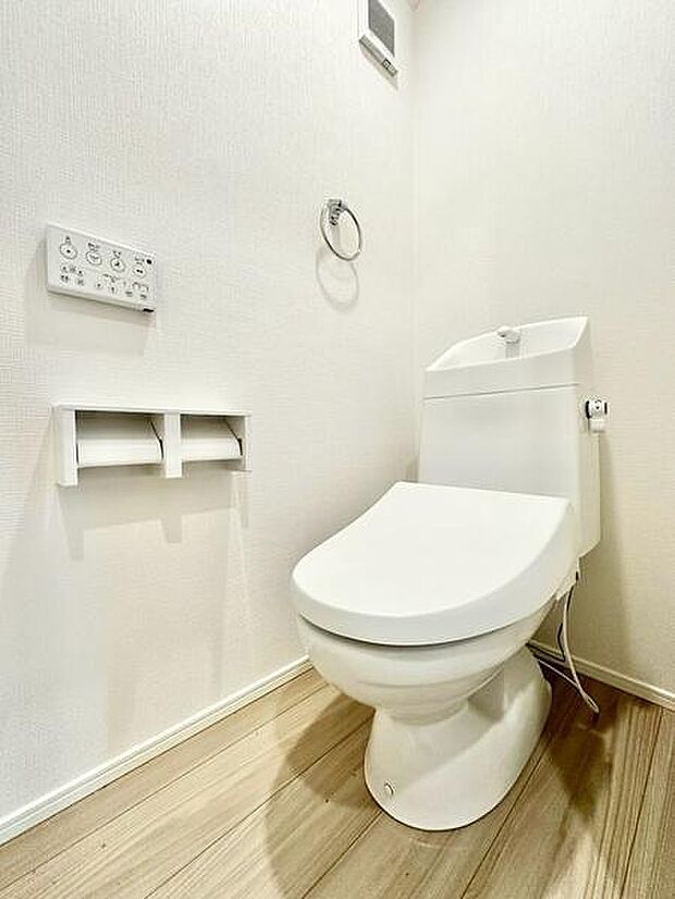 トイレットペーパーロールを2つ設置できる2連タイプ。交換の手間を減らせるため、ストックを切らしにくく、毎日の使い勝手にも配慮された便利な仕様です。