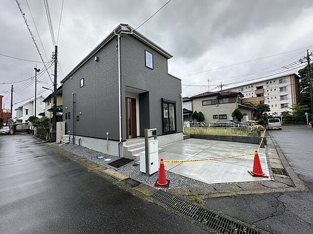 2路線利用可（バス便含む）の利便性に加え、全居室南向きの住まい。全居室収納、WIC、SICを備え、収納力にも配慮した住まいです。