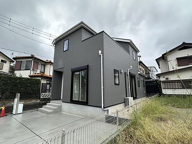 角地ならではの開放感と、38坪以上のゆとりある敷地が魅力。道路に面した開放的な立地で、のびのびと暮らせる住まいです。