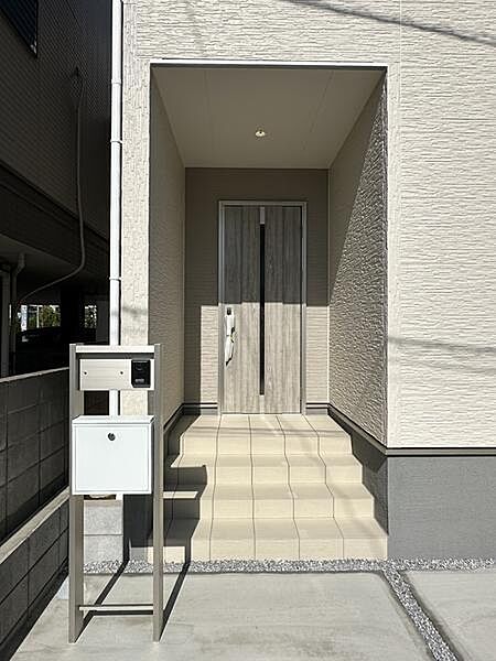 屋根付きの玄関で雨の日のお出かけやお荷物の多い日の出入りもスムーズに！玄関ドアを雨風から守ります。