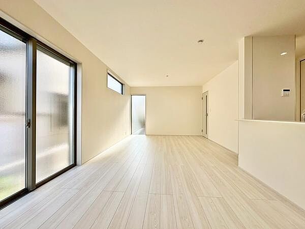 （17.7帖）温かみのある木目と清潔感あふれるリビング。シンプルながらも存在感のある、洗練された空間に仕上がっています。
